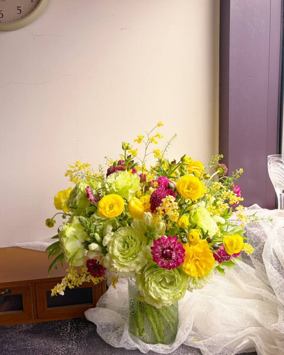 清新春日繽紛花藝盆花-實拍圖片