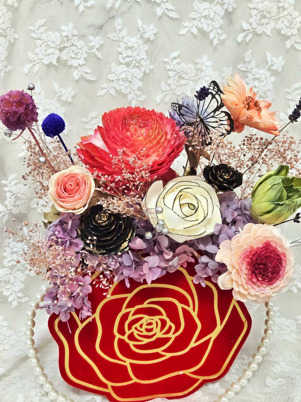 預購紅色尊榮款【母親節限定 -山茶花麂皮珍珠手提花盒】-實拍圖片