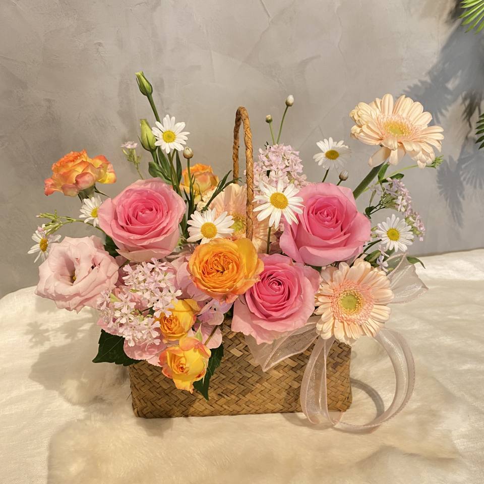 提著花籃去野餐-實拍圖片