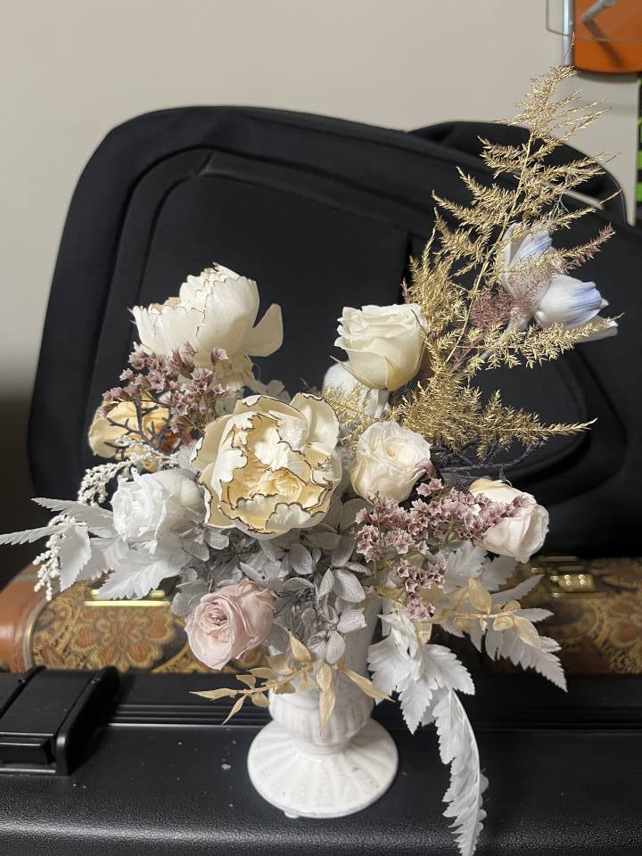 朋友喜歡純白色系，帶點金黃，色系客製化-實拍圖片