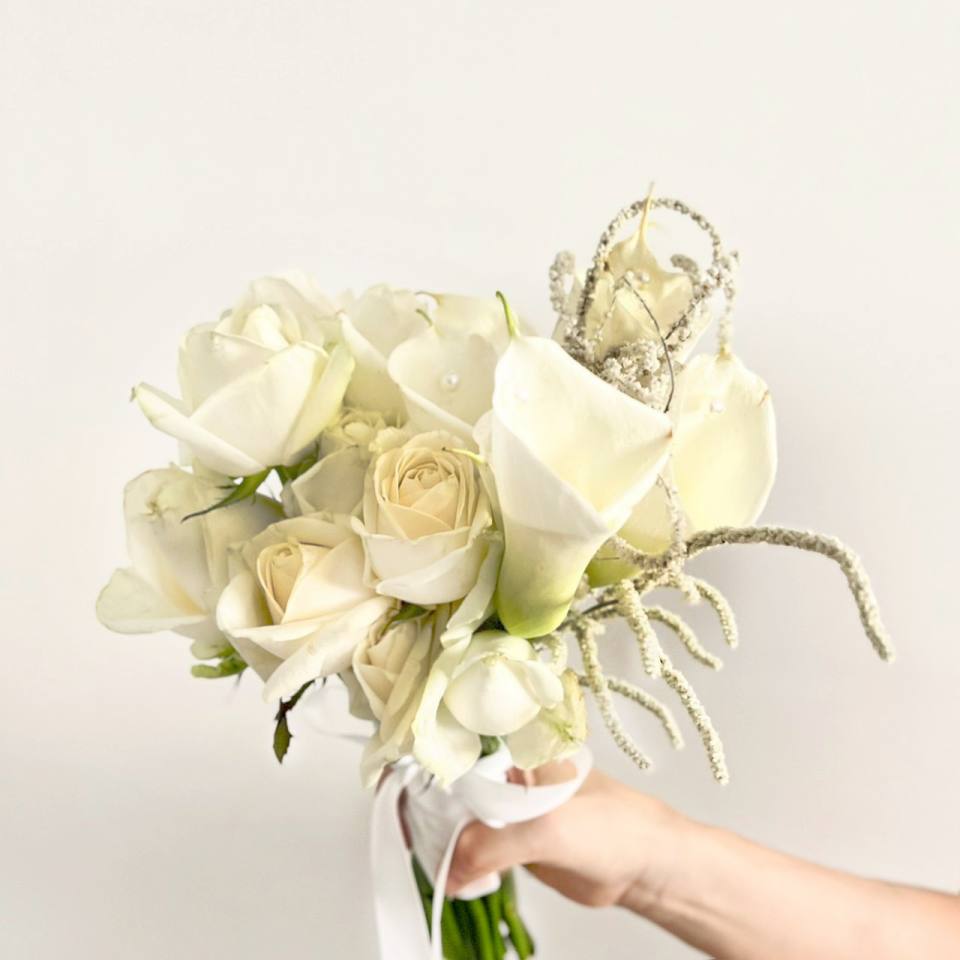 白色優雅結婚捧花— 白玫瑰與海芋-實拍圖片